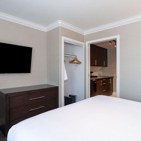 Sandman Signature Edmonton South Hotel Esterno foto