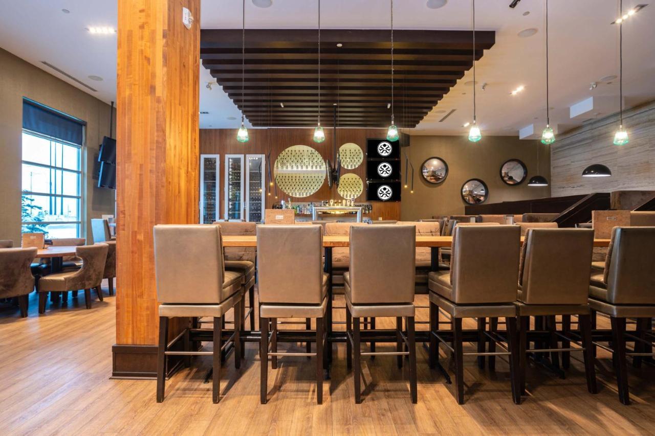 Sandman Signature Edmonton South Hotel Esterno foto