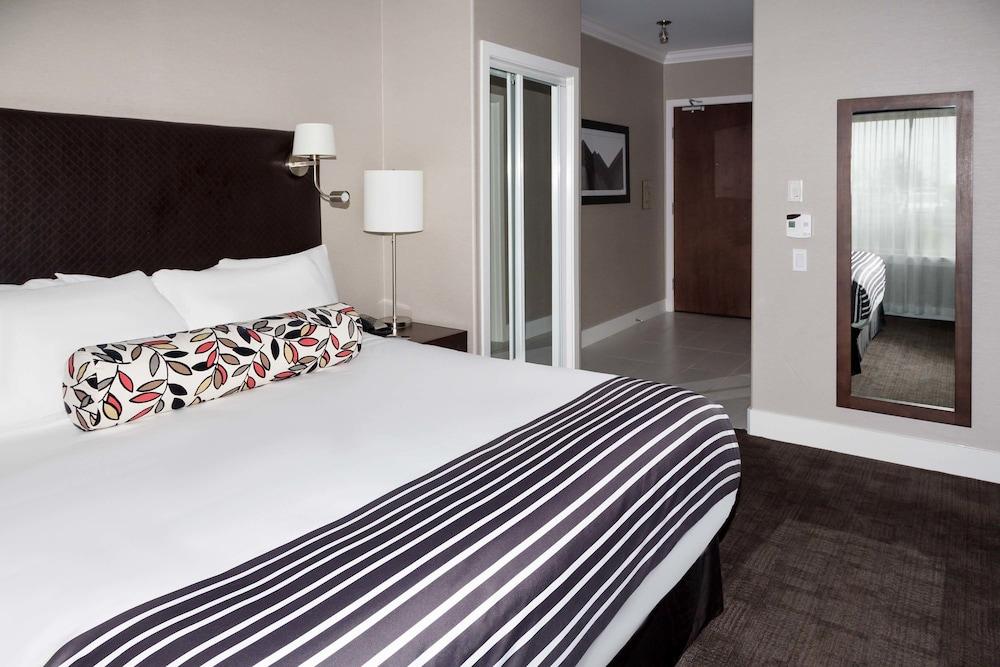 Sandman Signature Edmonton South Hotel Esterno foto