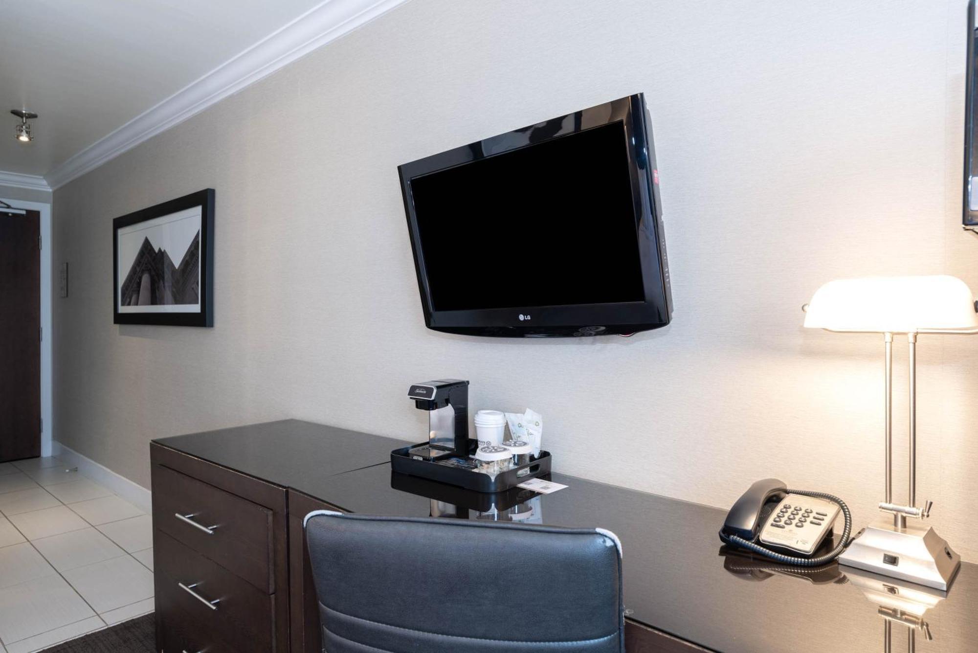 Sandman Signature Edmonton South Hotel Esterno foto